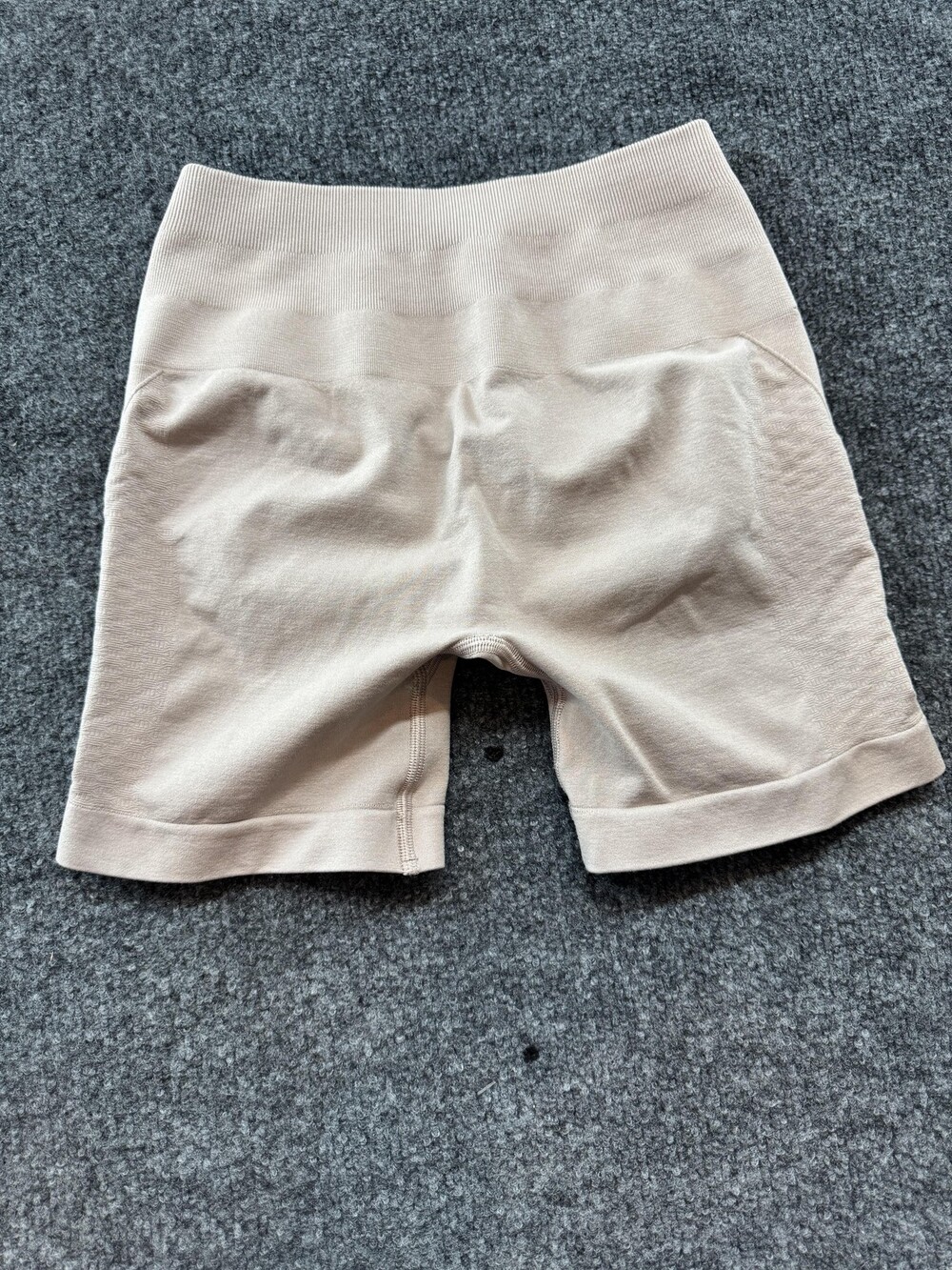 Alphalete Biker Shorts Womens Small Beige Seamless Scrunch 4.5 Inseam Gym